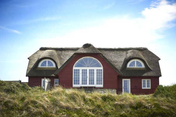 Sommerhus med smukt buet vinduesparti
