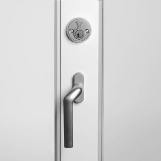 Gennemgående greb og banke- & dirkesikret cylinder på indv. side til terrassedøre - mat aluminium Gennemgående greb og banke- & dirkesikret cylinder på indv. side til terrassedøre - mat aluminium