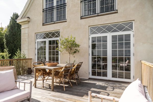 Æstetisk, smuk og sund patriciervilla med udsigt til fjorden